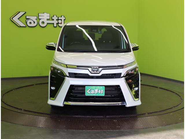 ヴォクシー ＺＳ　煌ＩＩＩ／１０型ナビ／フリップダウンＭ／７人乗／　１０型フルセグナビ／Ｂカメラ／フリップダウンＭ／両側自動ドア／革調シートカバー／スマートキー／ウッドコンビＨ／セーフティセンス／クリアランスソナー／オートＬＥＤ／モデリスタ１８ＡＷ／ＣＶＴ（3枚目）