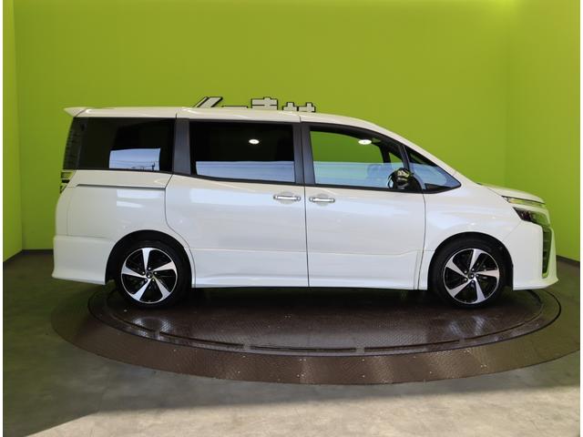 ヴォクシー ＺＳ　煌ＩＩＩ／１０型ナビ／フリップダウンＭ／７人乗／　１０型フルセグナビ／Ｂカメラ／フリップダウンＭ／両側自動ドア／革調シートカバー／スマートキー／ウッドコンビＨ／セーフティセンス／クリアランスソナー／オートＬＥＤ／モデリスタ１８ＡＷ／ＣＶＴ（5枚目）