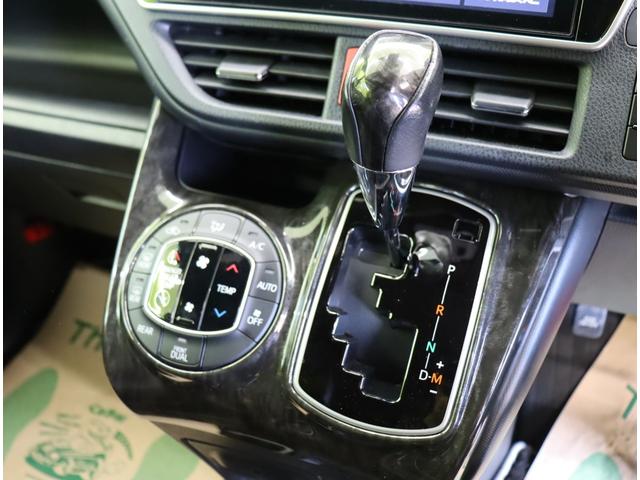 ヴォクシー ＺＳ　煌ＩＩＩ／１０型ナビ／フリップダウンＭ／７人乗／　１０型フルセグナビ／Ｂカメラ／フリップダウンＭ／両側自動ドア／革調シートカバー／スマートキー／ウッドコンビＨ／セーフティセンス／クリアランスソナー／オートＬＥＤ／モデリスタ１８ＡＷ／ＣＶＴ（15枚目）