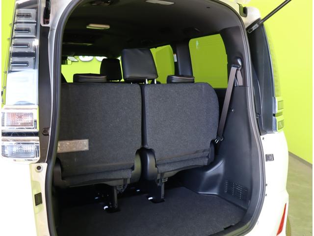 ヴォクシー ＺＳ　煌ＩＩＩ／１０型ナビ／フリップダウンＭ／７人乗／　１０型フルセグナビ／Ｂカメラ／フリップダウンＭ／両側自動ドア／革調シートカバー／スマートキー／ウッドコンビＨ／セーフティセンス／クリアランスソナー／オートＬＥＤ／モデリスタ１８ＡＷ／ＣＶＴ（44枚目）