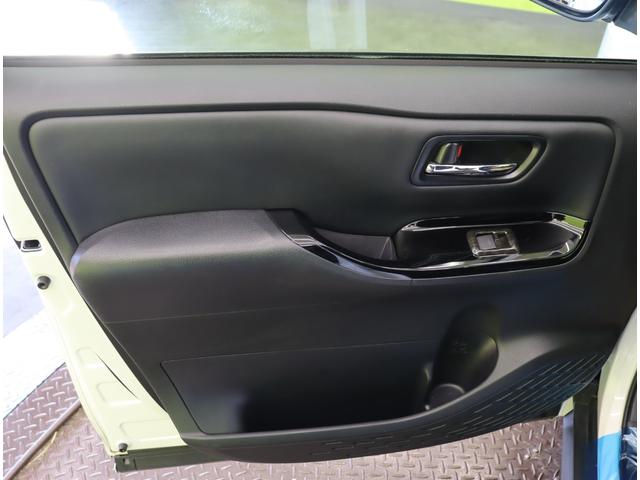 ヴォクシー ＺＳ　煌ＩＩＩ／１０型ナビ／フリップダウンＭ／７人乗／　１０型フルセグナビ／Ｂカメラ／フリップダウンＭ／両側自動ドア／革調シートカバー／スマートキー／ウッドコンビＨ／セーフティセンス／クリアランスソナー／オートＬＥＤ／モデリスタ１８ＡＷ／ＣＶＴ（55枚目）