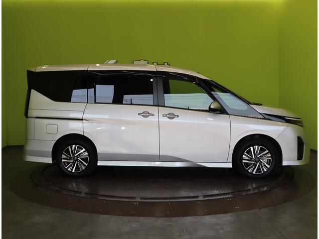 セレナ ｅ－パワー　ハイウェイスターＶ／フリップダウンＭ／　１２．３型フルセグナビ／アラウンドビュー／フリップダウンＭ／両側自動ドア／ＥＴＣ／プロパイロット／インテリジェントルームミラー／インテリキー／ワイヤレス充電／オートＬＥＤ／１６ＡＷ／８人（5枚目）