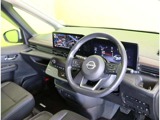 セレナ ｅ－パワー　ハイウェイスターＶ／フリップダウンＭ／　１２．３型フルセグナビ／アラウンドビュー／フリップダウンＭ／両側自動ドア／ＥＴＣ／プロパイロット／インテリジェントルームミラー／インテリキー／ワイヤレス充電／オートＬＥＤ／１６ＡＷ／８人（34枚目）