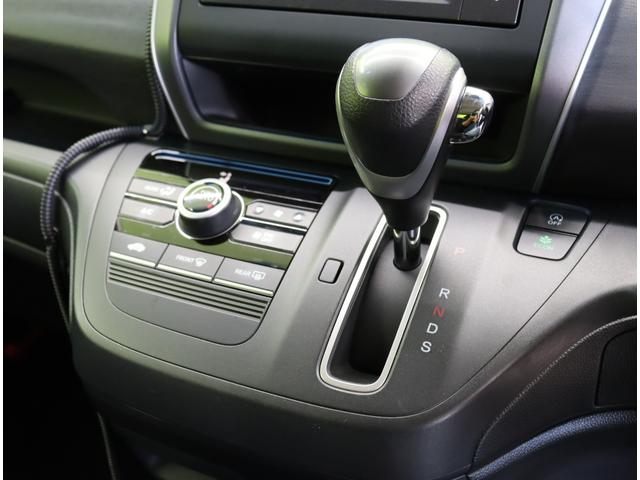 フリード Ｇ／モデューロエアロ／６人乗／　Ｄオーディオ／カメラ／ポータブルナビ／左側自動ドア／スマートキー／ＥＴＣ／革巻ステア／ハーフレザー／ミラーウインカー／オートＬＥＤ／フォグライト／１５ＡＷ／ＣＶＴ／６人乗り（16枚目）