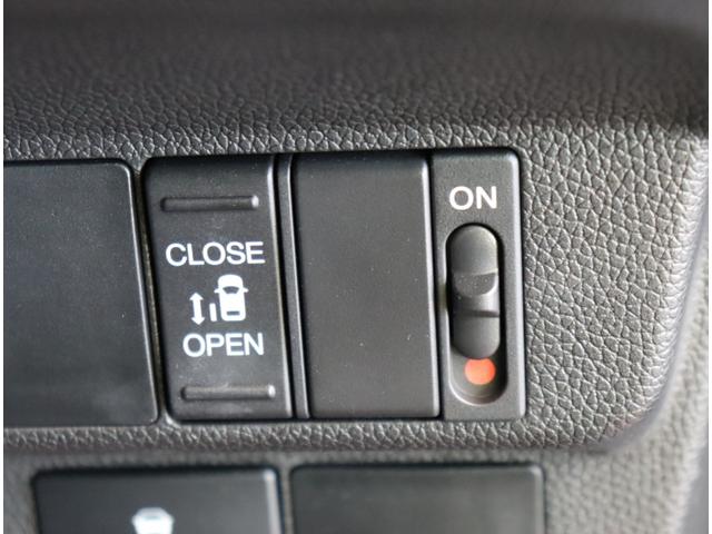 フリード Ｇ／モデューロエアロ／６人乗／　Ｄオーディオ／カメラ／ポータブルナビ／左側自動ドア／スマートキー／ＥＴＣ／革巻ステア／ハーフレザー／ミラーウインカー／オートＬＥＤ／フォグライト／１５ＡＷ／ＣＶＴ／６人乗り（26枚目）