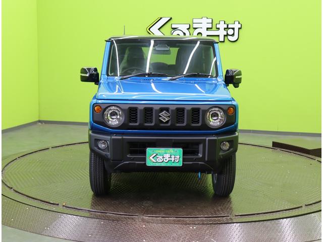 ジムニー ＸＣ／登録済未使用車／　デュアルセンサーブレーキサポート／アダプティブクルコン／シートヒーター／スマートキー／革巻ステア／ハイビームアシスト／ＬＥＤライト／背面タイヤ／Ｆ＆Ｒソナー／１６ＡＷ／５ＭＴ（3枚目）