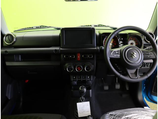 ジムニー ＸＣ／登録済未使用車／　デュアルセンサーブレーキサポート／アダプティブクルコン／シートヒーター／スマートキー／革巻ステア／ハイビームアシスト／ＬＥＤライト／背面タイヤ／Ｆ＆Ｒソナー／１６ＡＷ／５ＭＴ（10枚目）