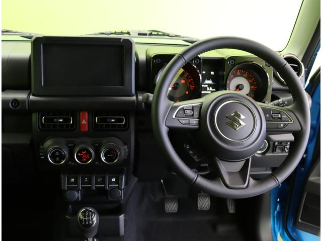 ジムニー ＸＣ／登録済未使用車／　デュアルセンサーブレーキサポート／アダプティブクルコン／シートヒーター／スマートキー／革巻ステア／ハイビームアシスト／ＬＥＤライト／背面タイヤ／Ｆ＆Ｒソナー／１６ＡＷ／５ＭＴ（11枚目）