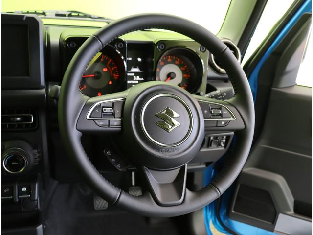 ジムニー ＸＣ／登録済未使用車／　デュアルセンサーブレーキサポート／アダプティブクルコン／シートヒーター／スマートキー／革巻ステア／ハイビームアシスト／ＬＥＤライト／背面タイヤ／Ｆ＆Ｒソナー／１６ＡＷ／５ＭＴ（21枚目）