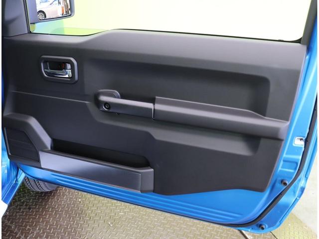 ジムニー ＸＣ／登録済未使用車／　デュアルセンサーブレーキサポート／アダプティブクルコン／シートヒーター／スマートキー／革巻ステア／ハイビームアシスト／ＬＥＤライト／背面タイヤ／Ｆ＆Ｒソナー／１６ＡＷ／５ＭＴ（33枚目）