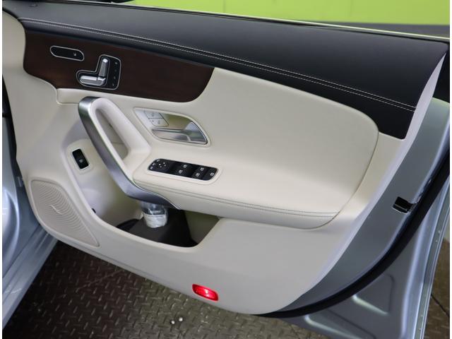 ���^�]�ȃh�A��