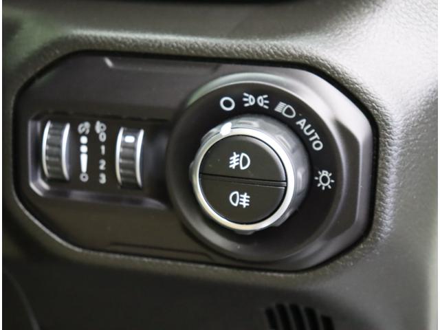 ジープ・ラングラーアンリミテッド スポーツ／４ＷＤ／　Ｄオーディオ／Ｂ＆Ｓカメラ／クルコン／スマートキー／革巻ステア／アイドリングＳ／ＥＴＣ／ミラーウインカー／リアパークセンス／オートライト／フォグライト／１７ＡＷ／８ＡＴ（29枚目）