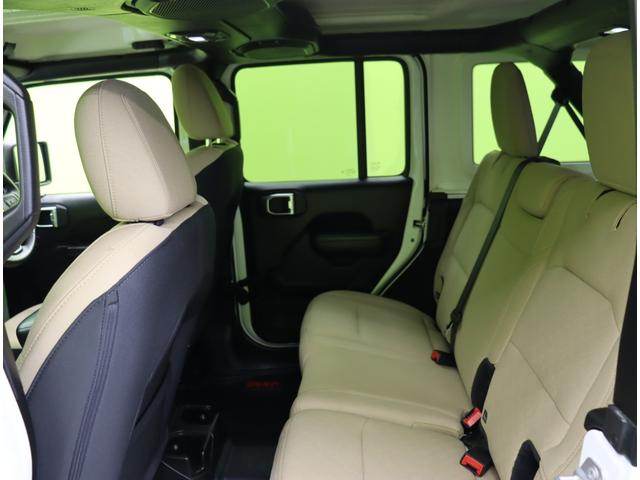 ジープ・ラングラーアンリミテッド スポーツ／４ＷＤ／　Ｄオーディオ／Ｂ＆Ｓカメラ／クルコン／スマートキー／革巻ステア／アイドリングＳ／ＥＴＣ／ミラーウインカー／リアパークセンス／オートライト／フォグライト／１７ＡＷ／８ＡＴ（44枚目）