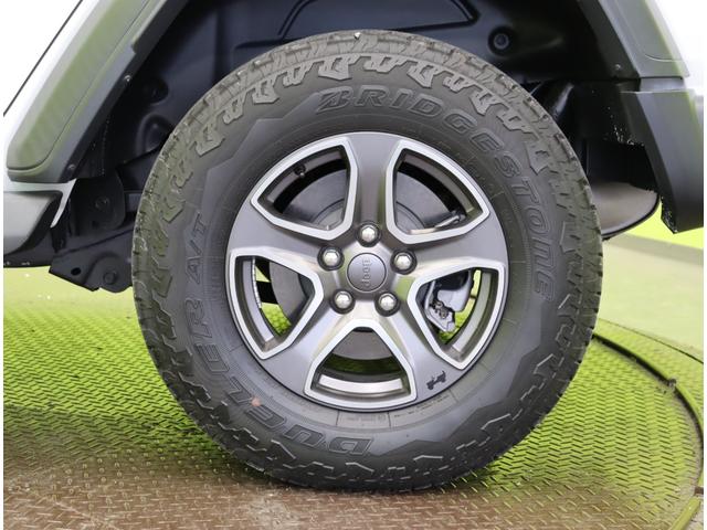 ジープ・ラングラーアンリミテッド スポーツ／４ＷＤ／　Ｄオーディオ／Ｂ＆Ｓカメラ／クルコン／スマートキー／革巻ステア／アイドリングＳ／ＥＴＣ／ミラーウインカー／リアパークセンス／オートライト／フォグライト／１７ＡＷ／８ＡＴ（70枚目）