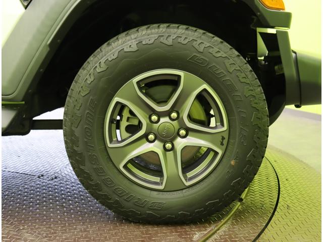 ジープ・ラングラーアンリミテッド スポーツ／４ＷＤ／　Ｄオーディオ／Ｂ＆Ｓカメラ／クルコン／スマートキー／革巻ステア／アイドリングＳ／ＥＴＣ／ミラーウインカー／リアパークセンス／オートライト／フォグライト／１７ＡＷ／８ＡＴ（72枚目）