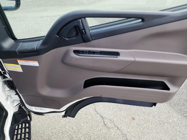 キャンター ２ｔＷキャブ　デュアルエアコン　センターディスプレイ付　６人乗りＷキャブ　デュアルエアコン（リアエアコン付）センターディスプレイ（ナビ付）　バックカメラ　フル液晶メーター　ＬＥＤヘッドランプ・フォグ　助手席電格ミラー　ドライブレコーダー付（17枚目）