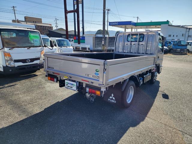 キャンター 2t 全低床 カスタム ウォームシルバー 5MT フルオートエアコン 坂道発進補助装置(EZGO) 助手席電格ミラー 運転席ランバーサポートシート LEDルームランプ バックカメラ ドライブレコーダー メッキミラーカバー メッキグリル メッキグリル(5枚目)