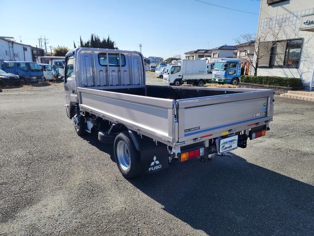 キャンター 2t 全低床 カスタム ウォームシルバー 5MT フルオートエアコン 坂道発進補助装置(EZGO) 助手席電格ミラー 運転席ランバーサポートシート LEDルームランプ バックカメラ ドライブレコーダー メッキミラーカバー メッキグリル メッキグリル(7枚目)