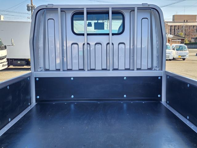 キャンター 2t 全低床 カスタム ウォームシルバー 5MT フルオートエアコン 坂道発進補助装置(EZGO) 助手席電格ミラー 運転席ランバーサポートシート LEDルームランプ バックカメラ ドライブレコーダー メッキミラーカバー メッキグリル メッキグリル(9枚目)