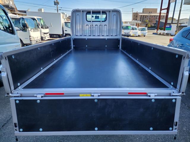 キャンター 2t 全低床 カスタム ウォームシルバー 5MT フルオートエアコン 坂道発進補助装置(EZGO) 助手席電格ミラー 運転席ランバーサポートシート LEDルームランプ バックカメラ ドライブレコーダー メッキミラーカバー メッキグリル メッキグリル(10枚目)