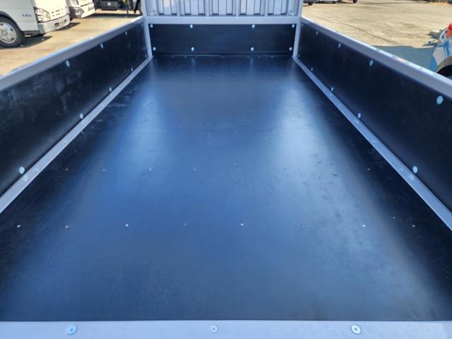 キャンター 2t 全低床 カスタム ウォームシルバー 5MT フルオートエアコン 坂道発進補助装置(EZGO) 助手席電格ミラー 運転席ランバーサポートシート LEDルームランプ バックカメラ ドライブレコーダー メッキミラーカバー メッキグリル メッキグリル(11枚目)