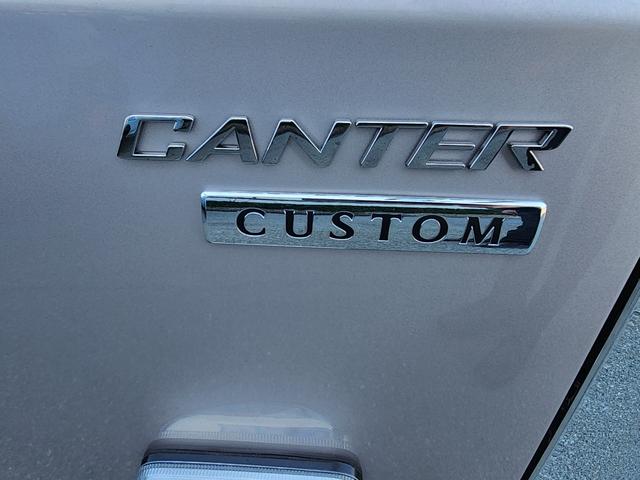 キャンター 2t 全低床 カスタム ウォームシルバー 5MT フルオートエアコン 坂道発進補助装置(EZGO) 助手席電格ミラー 運転席ランバーサポートシート LEDルームランプ バックカメラ ドライブレコーダー メッキミラーカバー メッキグリル メッキグリル(12枚目)