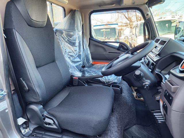 キャンター 2t 全低床 カスタム ウォームシルバー 5MT フルオートエアコン 坂道発進補助装置(EZGO) 助手席電格ミラー 運転席ランバーサポートシート LEDルームランプ バックカメラ ドライブレコーダー メッキミラーカバー メッキグリル メッキグリル(16枚目)