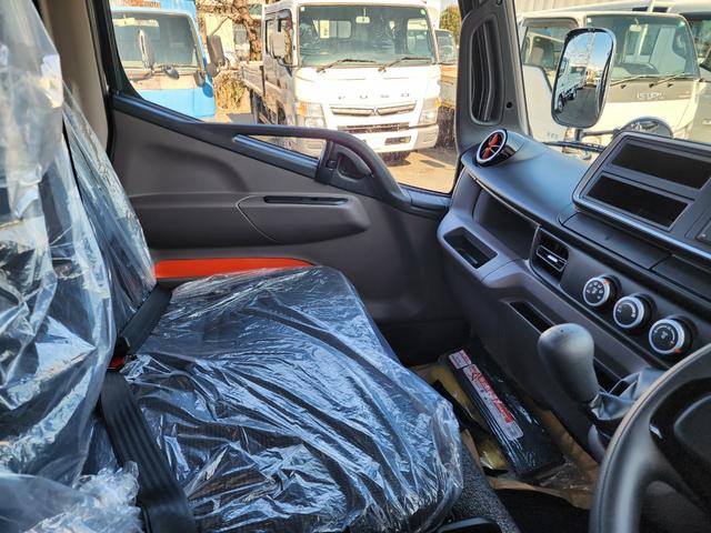 キャンター 2t 全低床 カスタム ウォームシルバー 5MT フルオートエアコン 坂道発進補助装置(EZGO) 助手席電格ミラー 運転席ランバーサポートシート LEDルームランプ バックカメラ ドライブレコーダー メッキミラーカバー メッキグリル メッキグリル(17枚目)