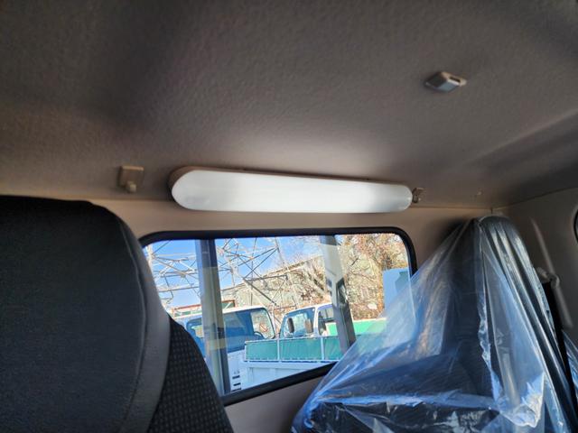 キャンター 2t 全低床 カスタム ウォームシルバー 5MT フルオートエアコン 坂道発進補助装置(EZGO) 助手席電格ミラー 運転席ランバーサポートシート LEDルームランプ バックカメラ ドライブレコーダー メッキミラーカバー メッキグリル メッキグリル(18枚目)