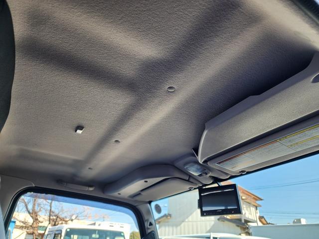 キャンター 2t 全低床 カスタム ウォームシルバー 5MT フルオートエアコン 坂道発進補助装置(EZGO) 助手席電格ミラー 運転席ランバーサポートシート LEDルームランプ バックカメラ ドライブレコーダー メッキミラーカバー メッキグリル メッキグリル(19枚目)