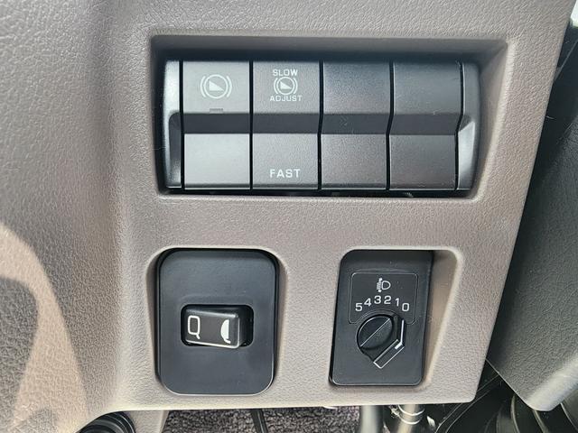 キャンター 2t 全低床 カスタム ウォームシルバー 5MT フルオートエアコン 坂道発進補助装置(EZGO) 助手席電格ミラー 運転席ランバーサポートシート LEDルームランプ バックカメラ ドライブレコーダー メッキミラーカバー メッキグリル メッキグリル(26枚目)