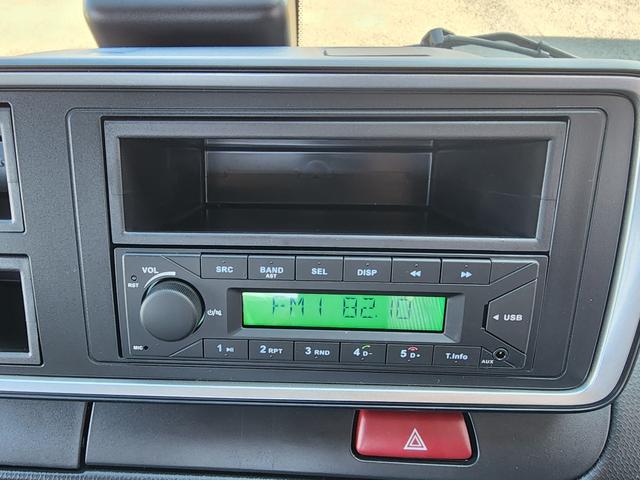 キャンター 2t 全低床 カスタム ウォームシルバー 5MT フルオートエアコン 坂道発進補助装置(EZGO) 助手席電格ミラー 運転席ランバーサポートシート LEDルームランプ バックカメラ ドライブレコーダー メッキミラーカバー メッキグリル メッキグリル(28枚目)