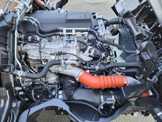 キャンター 2t 全低床 カスタム ウォームシルバー 5MT フルオートエアコン 坂道発進補助装置(EZGO) 助手席電格ミラー 運転席ランバーサポートシート LEDルームランプ バックカメラ ドライブレコーダー メッキミラーカバー メッキグリル メッキグリル(34枚目)