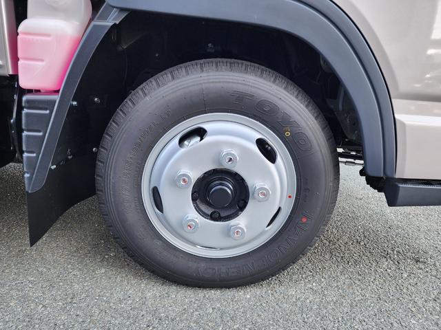 キャンター 2t 全低床 カスタム ウォームシルバー 5MT フルオートエアコン 坂道発進補助装置(EZGO) 助手席電格ミラー 運転席ランバーサポートシート LEDルームランプ バックカメラ ドライブレコーダー メッキミラーカバー メッキグリル メッキグリル(36枚目)