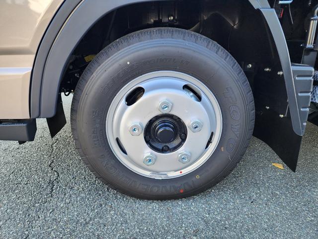 キャンター 2t 全低床 カスタム ウォームシルバー 5MT フルオートエアコン 坂道発進補助装置(EZGO) 助手席電格ミラー 運転席ランバーサポートシート LEDルームランプ バックカメラ ドライブレコーダー メッキミラーカバー メッキグリル メッキグリル(37枚目)