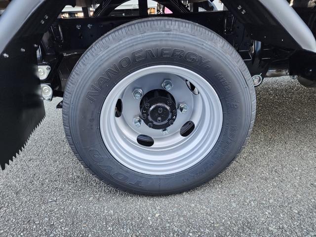 キャンター 2t 全低床 カスタム ウォームシルバー 5MT フルオートエアコン 坂道発進補助装置(EZGO) 助手席電格ミラー 運転席ランバーサポートシート LEDルームランプ バックカメラ ドライブレコーダー メッキミラーカバー メッキグリル メッキグリル(39枚目)