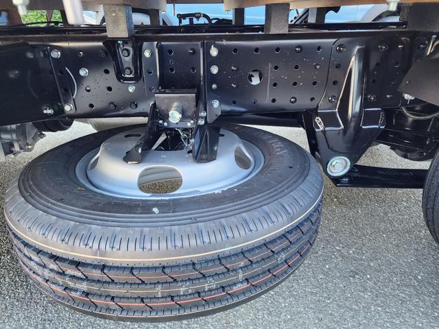 キャンター 2t 全低床 カスタム ウォームシルバー 5MT フルオートエアコン 坂道発進補助装置(EZGO) 助手席電格ミラー 運転席ランバーサポートシート LEDルームランプ バックカメラ ドライブレコーダー メッキミラーカバー メッキグリル メッキグリル(40枚目)