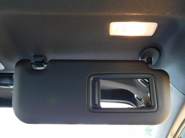 サンバイザーを下げ、ふたを開けると照明が自動的に点灯する照明付バニティミラー（運転席）装備☆