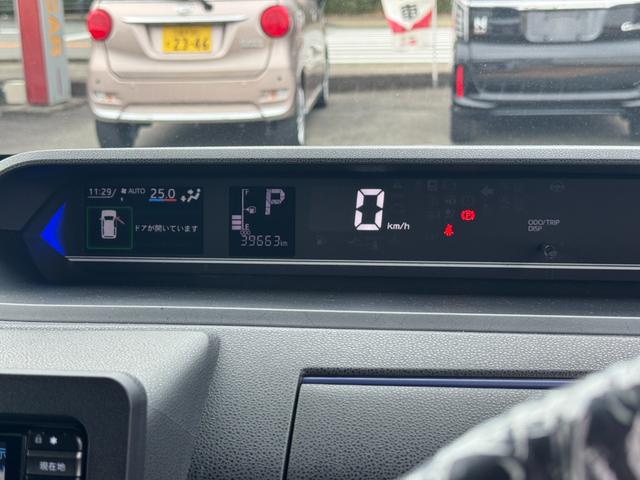 メーター・レバー・スイッチ類をシンプルにまとめスマートな空間は視界も広く快適です。