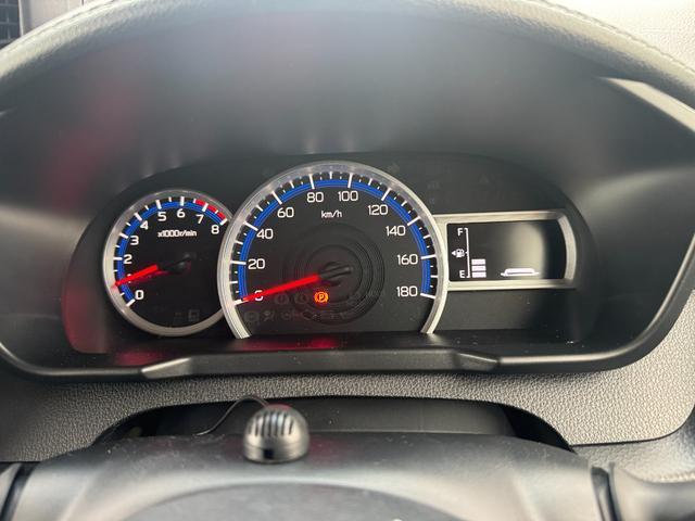 メーター・レバー・スイッチ類をシンプルにまとめスマートな空間は視界も広く快適です。