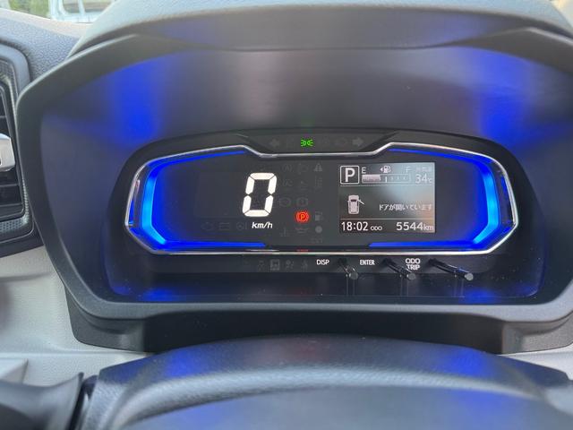 メーター・レバー・スイッチ類をシンプルにまとめスマートな空間は視界も広く快適です。