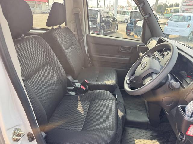 ハイゼットカーゴ デッキバンＧ　弊社デモカーＵＰ車　新車保証継承付　オーディオレス　プッシュボタンスタート（11枚目）