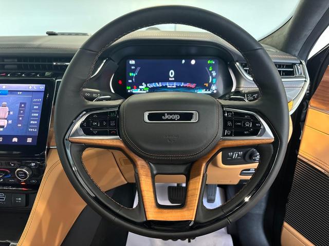 ジープ・グランドチェロキー４ｘｅ サミットリザーブ　４ｘｅ　登録済み未使用車　ＭｃｌｎｔｏｓｈプレミアムサウンドスピーカーＡｐｐｌｅ　Ｃａｒ　Ｐｌａｙ　デュエルペインパノラミックサンルーフ（26枚目）