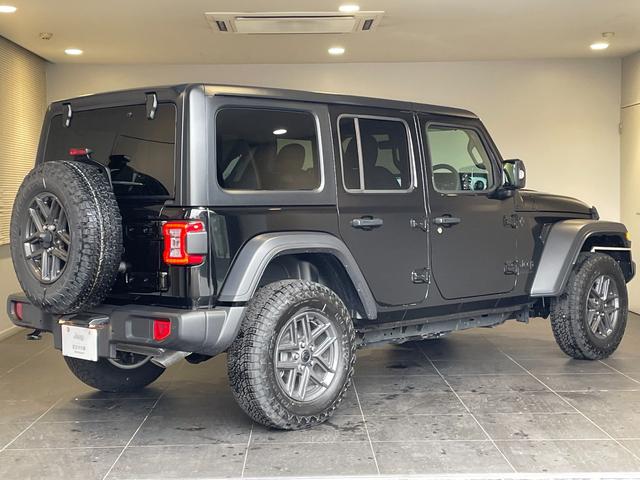 ジープ・ラングラーアンリミテッド スポーツ　登録済未使用車　１２．３型ナビ　ワイヤレスＡｐｐｌｅＣａｒＰｌａｙ　バックカメラ　アダプティブクルーズコントロール　ＬＥＤヘッドライト　ＡＴタイヤ（6枚目）