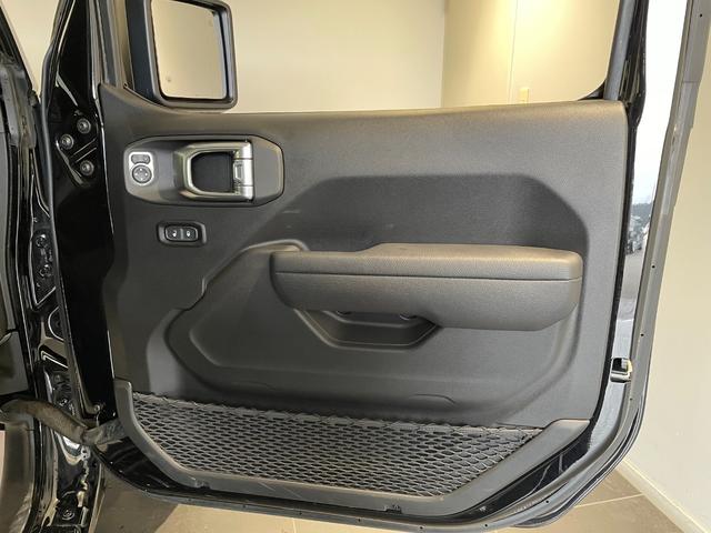 ジープ・ラングラーアンリミテッド スポーツ　登録済未使用車　１２．３型ナビ　ワイヤレスＡｐｐｌｅＣａｒＰｌａｙ　バックカメラ　アダプティブクルーズコントロール　ＬＥＤヘッドライト　ＡＴタイヤ（14枚目）