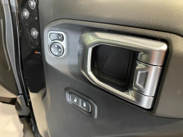ジープ・ラングラーアンリミテッド スポーツ　登録済未使用車　１２．３型ナビ　ワイヤレスＡｐｐｌｅＣａｒＰｌａｙ　バックカメラ　アダプティブクルーズコントロール　ＬＥＤヘッドライト　ＡＴタイヤ（15枚目）