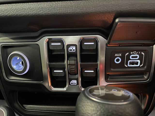 ジープ・ラングラーアンリミテッド スポーツ　登録済未使用車　１２．３型ナビ　ワイヤレスＡｐｐｌｅＣａｒＰｌａｙ　バックカメラ　アダプティブクルーズコントロール　ＬＥＤヘッドライト　ＡＴタイヤ（28枚目）