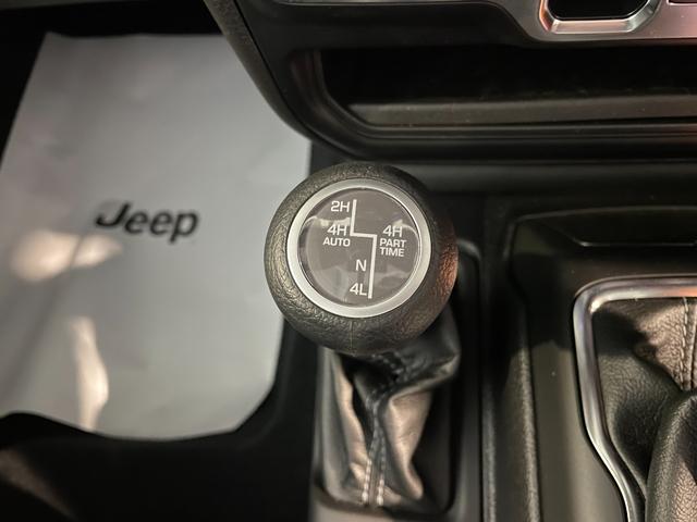 ジープ・ラングラーアンリミテッド スポーツ　登録済未使用車　１２．３型ナビ　ワイヤレスＡｐｐｌｅＣａｒＰｌａｙ　バックカメラ　アダプティブクルーズコントロール　ＬＥＤヘッドライト　ＡＴタイヤ（30枚目）