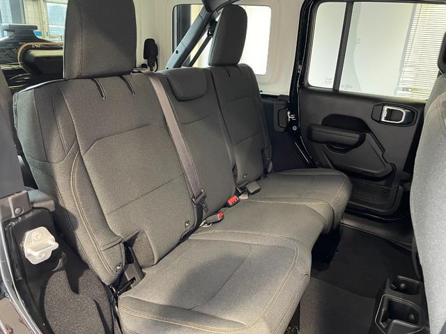 ジープ・ラングラーアンリミテッド スポーツ　登録済未使用車　１２．３型ナビ　ワイヤレスＡｐｐｌｅＣａｒＰｌａｙ　バックカメラ　アダプティブクルーズコントロール　ＬＥＤヘッドライト　ＡＴタイヤ（39枚目）
