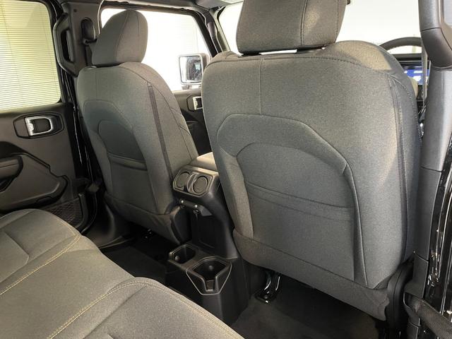 ジープ・ラングラーアンリミテッド スポーツ　登録済未使用車　１２．３型ナビ　ワイヤレスＡｐｐｌｅＣａｒＰｌａｙ　バックカメラ　アダプティブクルーズコントロール　ＬＥＤヘッドライト　ＡＴタイヤ（40枚目）